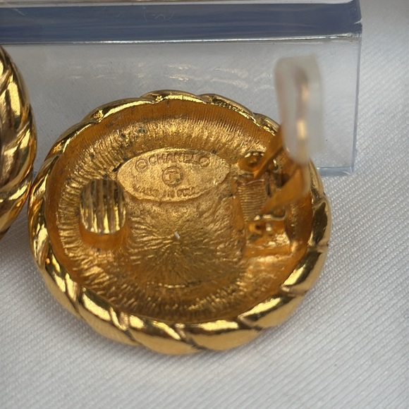 COA CHANEL CC 24K Goldplated Earrings 1.2” Diameter Vintage Clip On - Picture 6 of 9